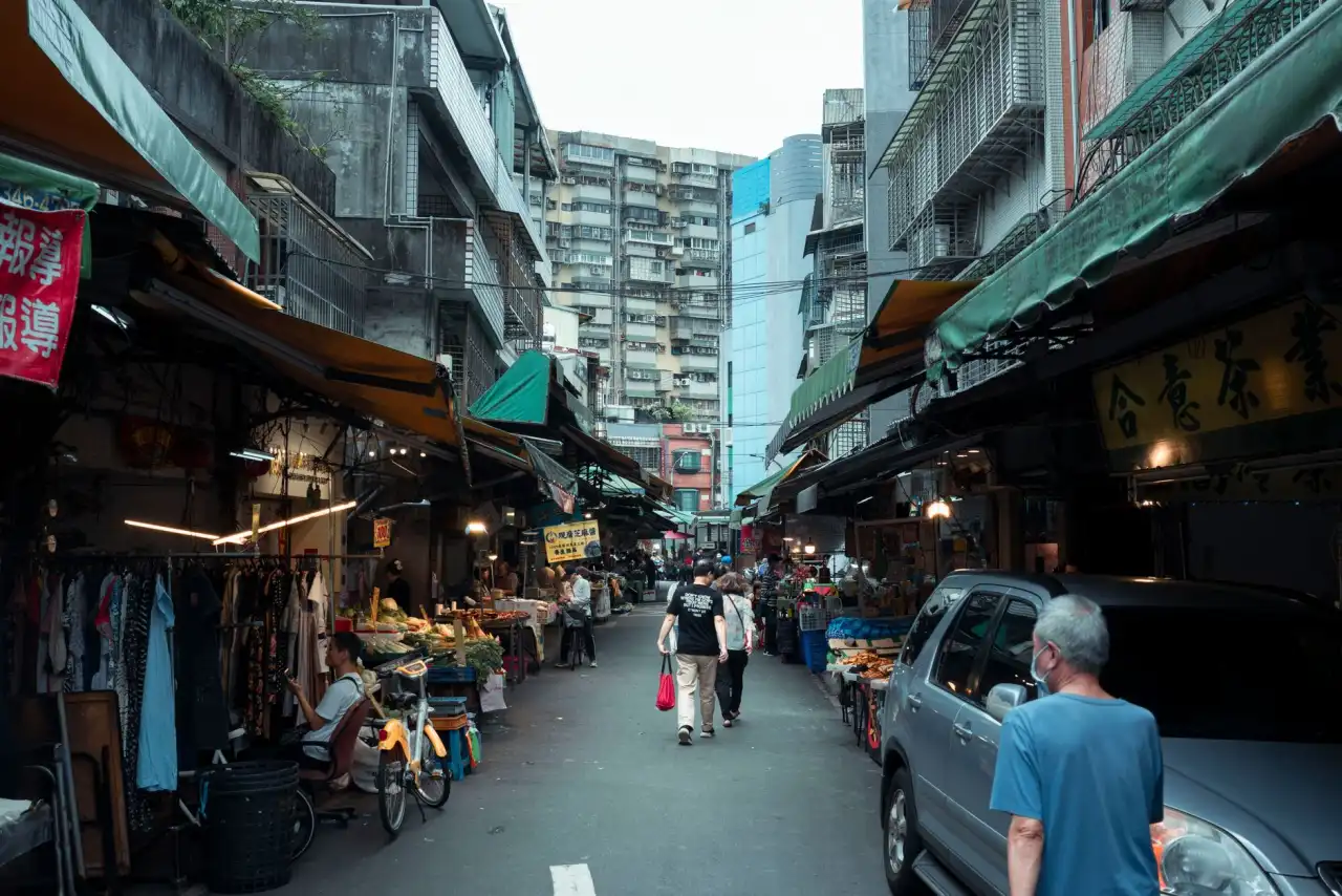 航拍与旅拍在商业摄影中的应用对比：场景选择与技术要点